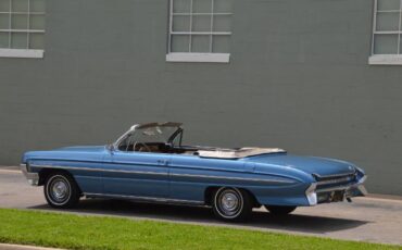 Oldsmobile-Super-88-1961-BlueWhite-top-Tri-Color-Vinyl-22