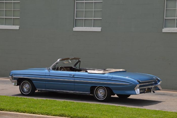 Oldsmobile-Super-88-1961-BlueWhite-top-Tri-Color-Vinyl-22