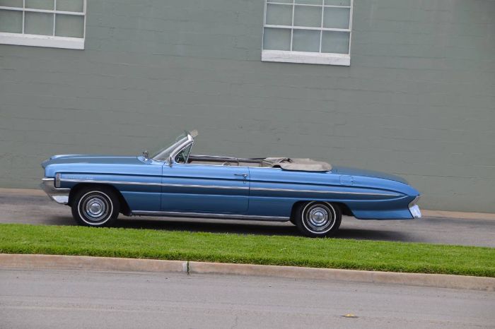 Oldsmobile-Super-88-1961-BlueWhite-top-Tri-Color-Vinyl-23