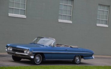 Oldsmobile-Super-88-1961-BlueWhite-top-Tri-Color-Vinyl