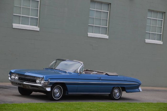 Oldsmobile-Super-88-1961-BlueWhite-top-Tri-Color-Vinyl