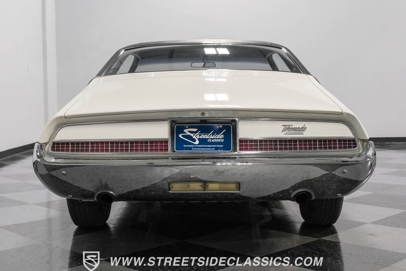 Oldsmobile-Toronado-1967-Provincial-White-Blue-10