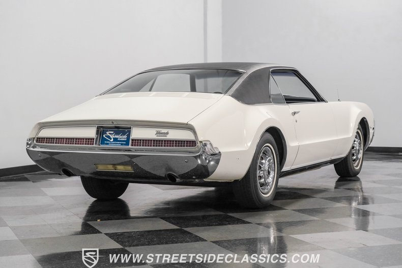 Oldsmobile-Toronado-1967-Provincial-White-Blue-12