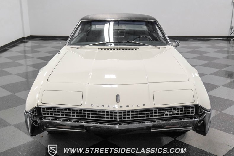 Oldsmobile-Toronado-1967-Provincial-White-Blue-14