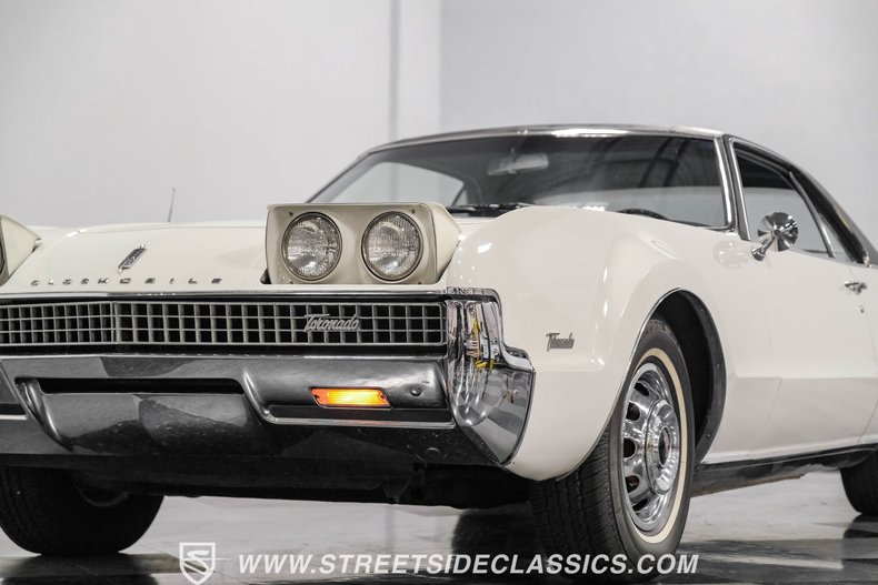 Oldsmobile-Toronado-1967-Provincial-White-Blue-15