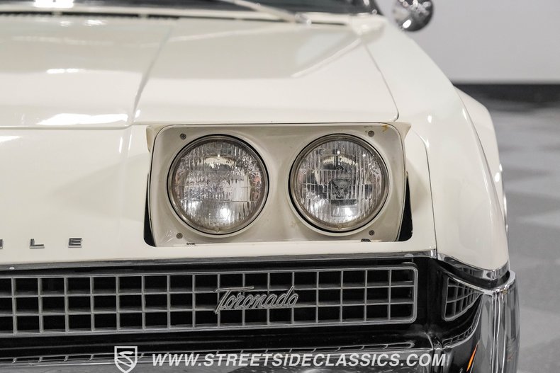 Oldsmobile-Toronado-1967-Provincial-White-Blue-17