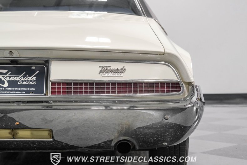 Oldsmobile-Toronado-1967-Provincial-White-Blue-18