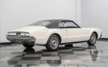 Oldsmobile-Toronado-1967-Provincial-White-Blue-23