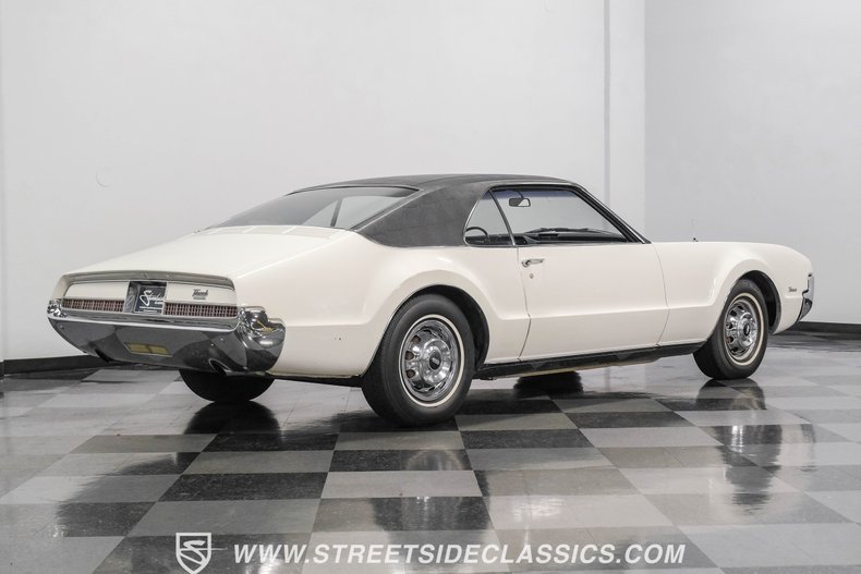 Oldsmobile-Toronado-1967-Provincial-White-Blue-23
