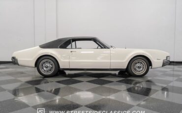 Oldsmobile-Toronado-1967-Provincial-White-Blue-24