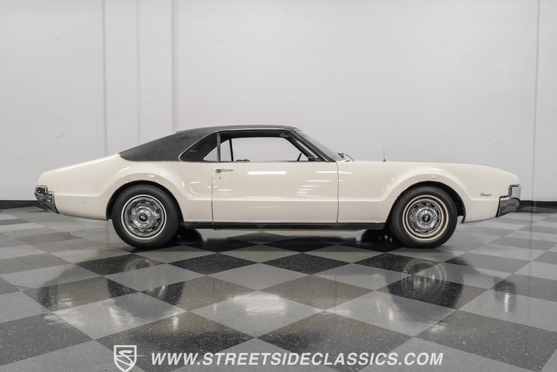 Oldsmobile-Toronado-1967-Provincial-White-Blue-24