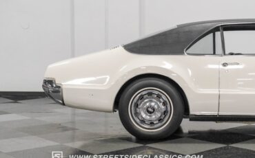 Oldsmobile-Toronado-1967-Provincial-White-Blue-25