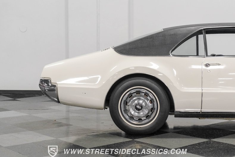 Oldsmobile-Toronado-1967-Provincial-White-Blue-25