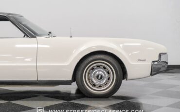 Oldsmobile-Toronado-1967-Provincial-White-Blue-26