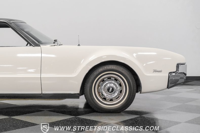 Oldsmobile-Toronado-1967-Provincial-White-Blue-26