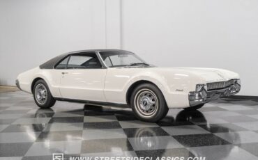 Oldsmobile-Toronado-1967-Provincial-White-Blue-27