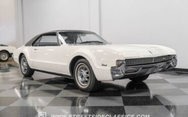 Oldsmobile-Toronado-1967-Provincial-White-Blue-28