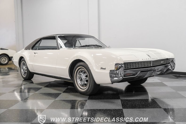 Oldsmobile-Toronado-1967-Provincial-White-Blue-28