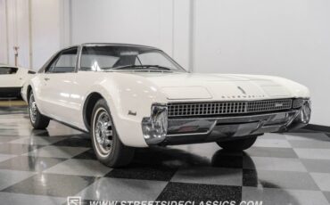 Oldsmobile-Toronado-1967-Provincial-White-Blue-29