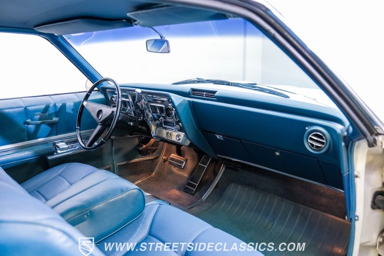 Oldsmobile-Toronado-1967-Provincial-White-Blue-34