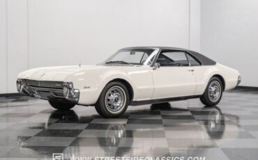 Oldsmobile-Toronado-1967-Provincial-White-Blue-4