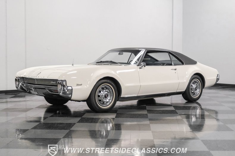 Oldsmobile-Toronado-1967-Provincial-White-Blue-4