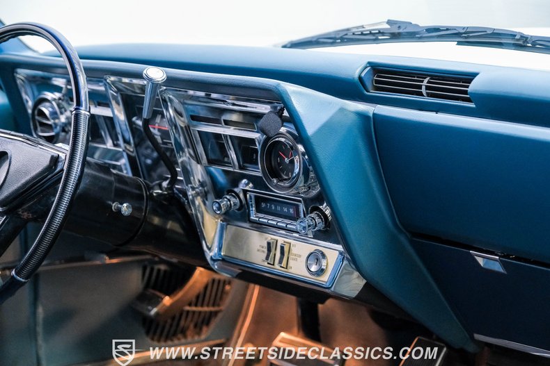 Oldsmobile-Toronado-1967-Provincial-White-Blue-42