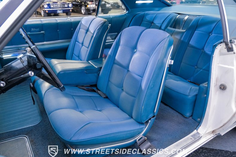 Oldsmobile-Toronado-1967-Provincial-White-Blue-43