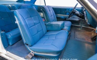 Oldsmobile-Toronado-1967-Provincial-White-Blue-44