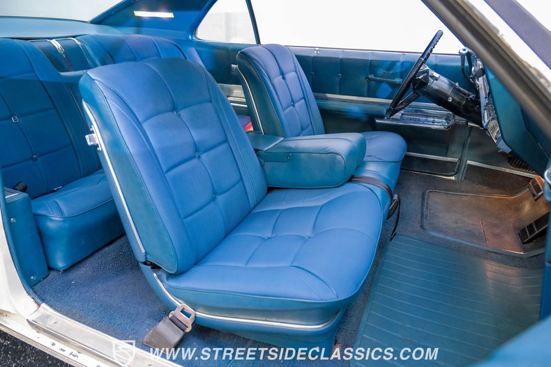 Oldsmobile-Toronado-1967-Provincial-White-Blue-44