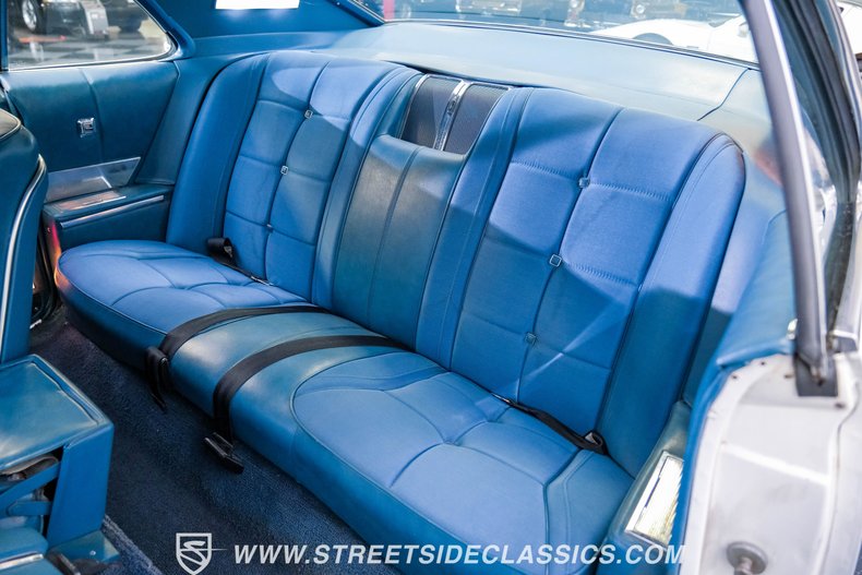 Oldsmobile-Toronado-1967-Provincial-White-Blue-46