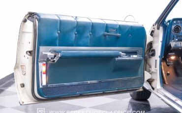Oldsmobile-Toronado-1967-Provincial-White-Blue-48