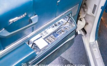 Oldsmobile-Toronado-1967-Provincial-White-Blue-49