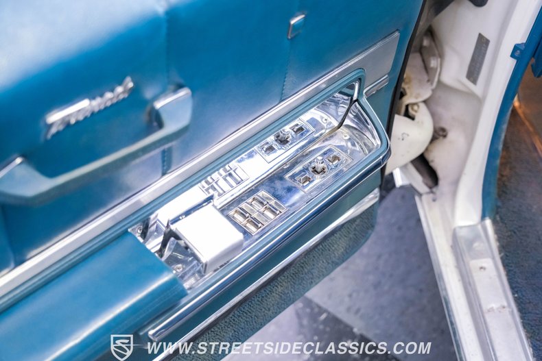 Oldsmobile-Toronado-1967-Provincial-White-Blue-49