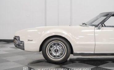 Oldsmobile-Toronado-1967-Provincial-White-Blue-5