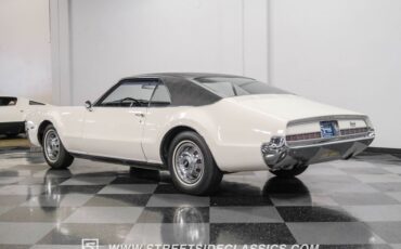 Oldsmobile-Toronado-1967-Provincial-White-Blue-7