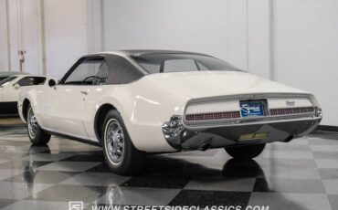 Oldsmobile-Toronado-1967-Provincial-White-Blue-9