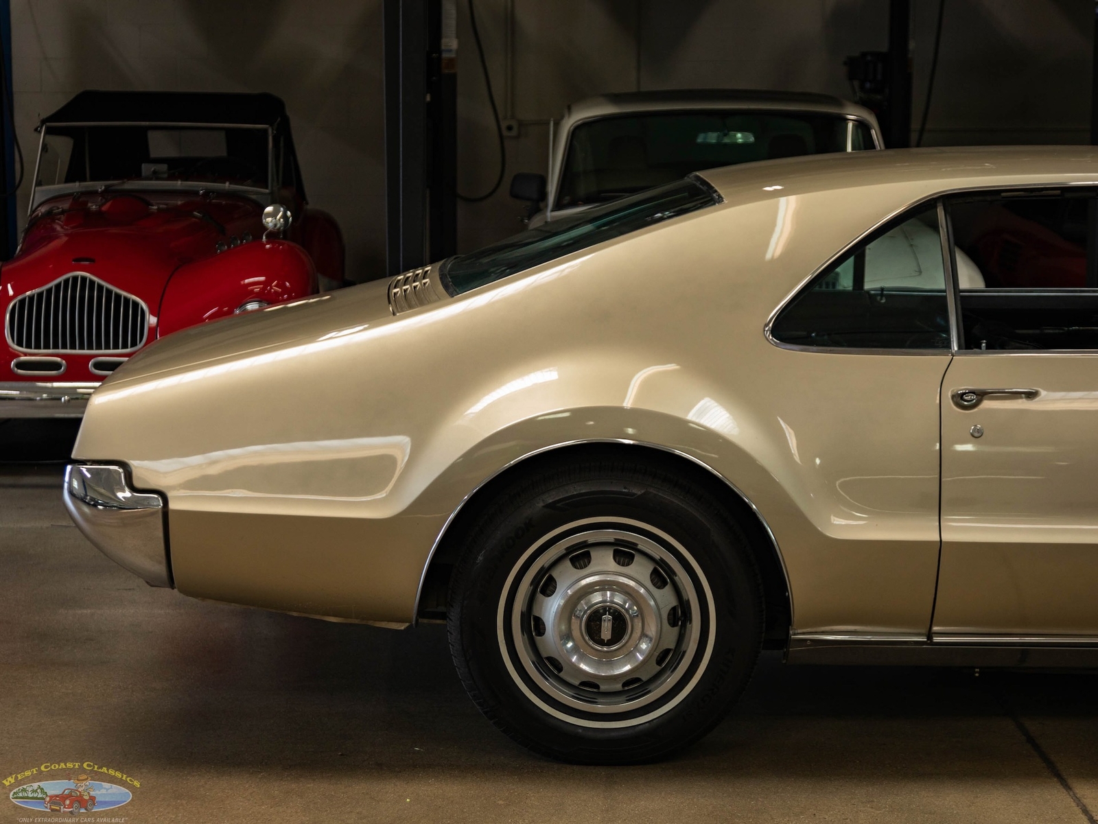 Oldsmobile-Toronado-Deluxe-1966-2-Door-Hardtop-1