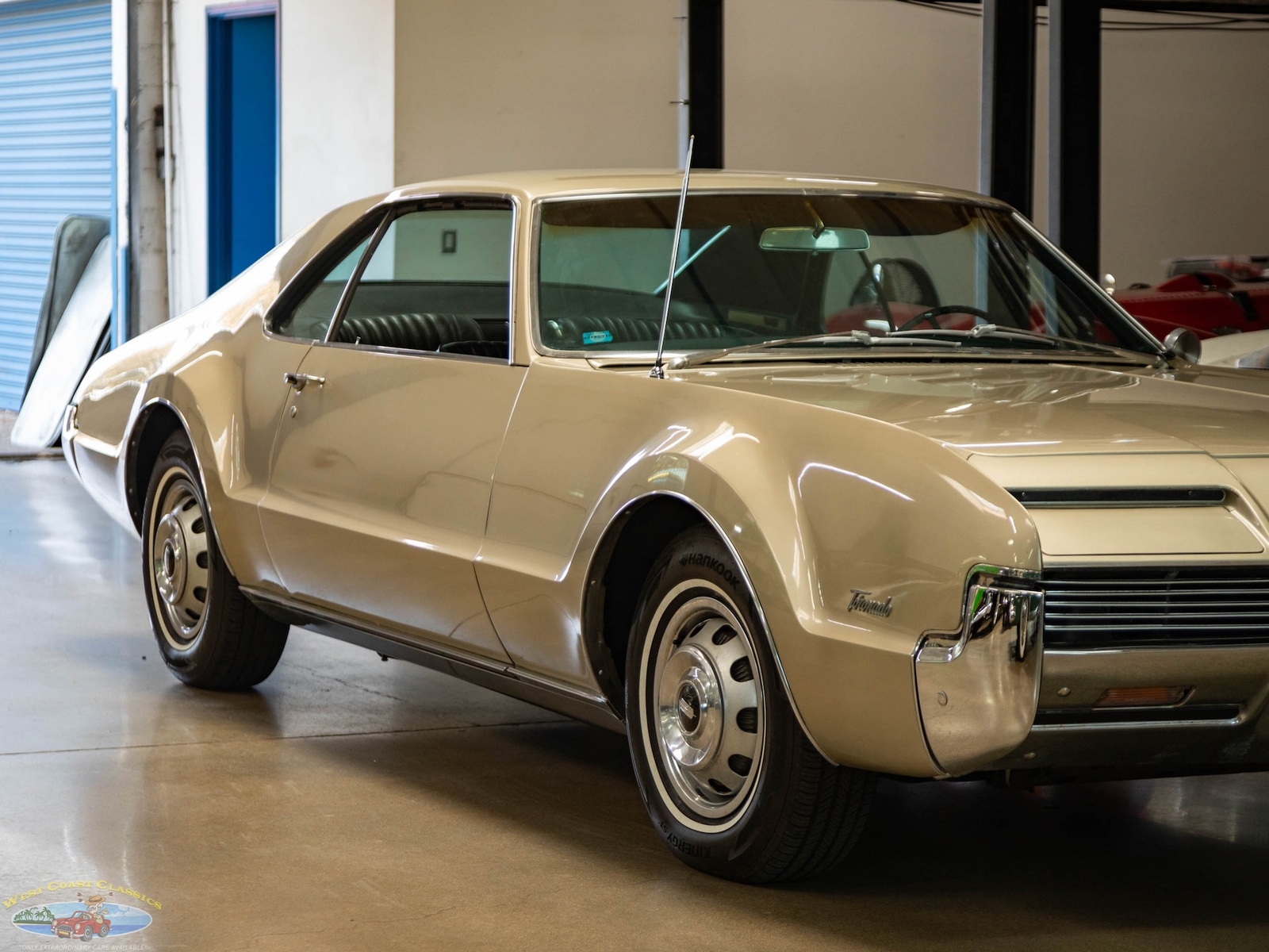 Oldsmobile-Toronado-Deluxe-1966-2-Door-Hardtop-10