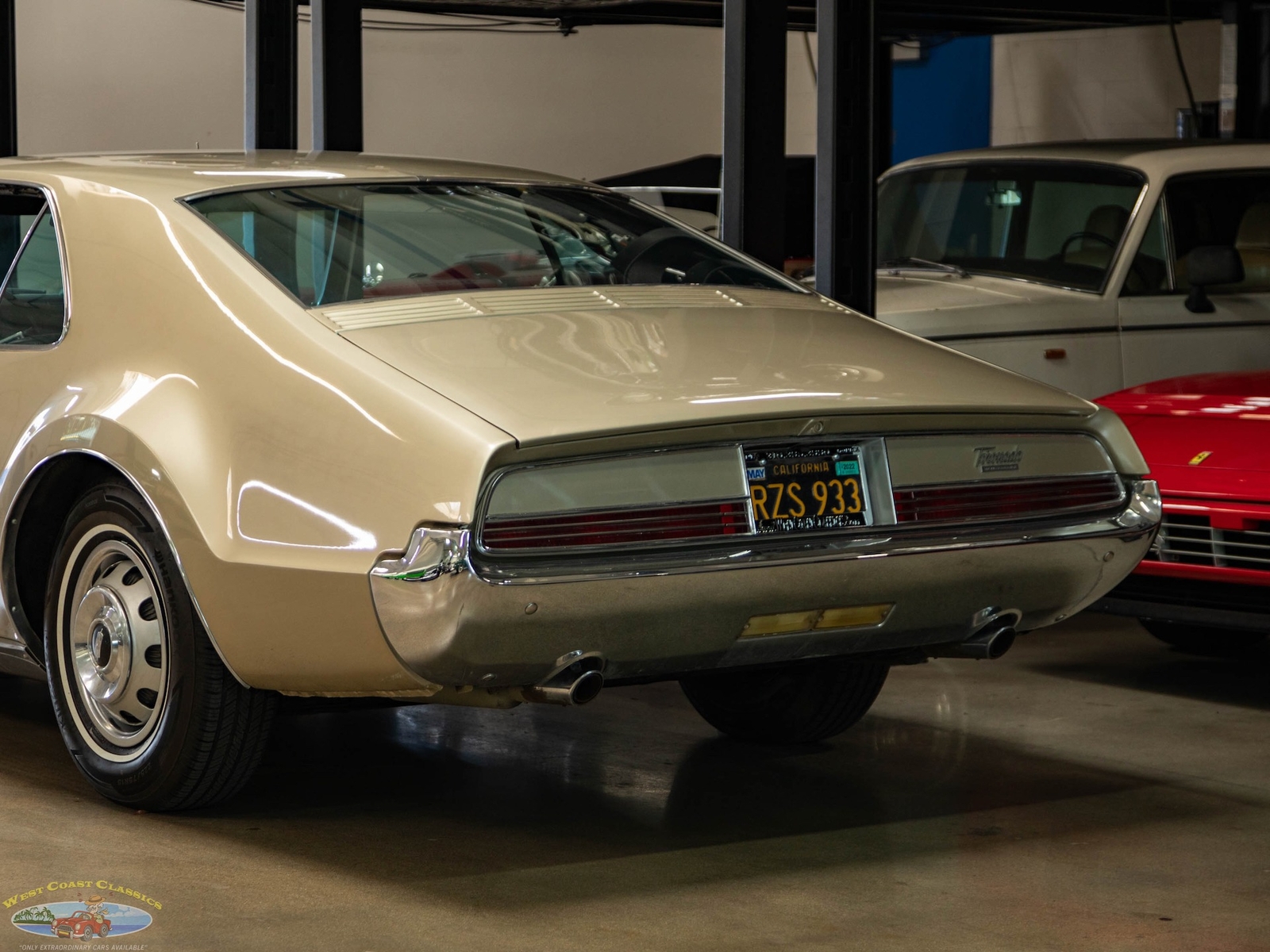 Oldsmobile-Toronado-Deluxe-1966-2-Door-Hardtop-22