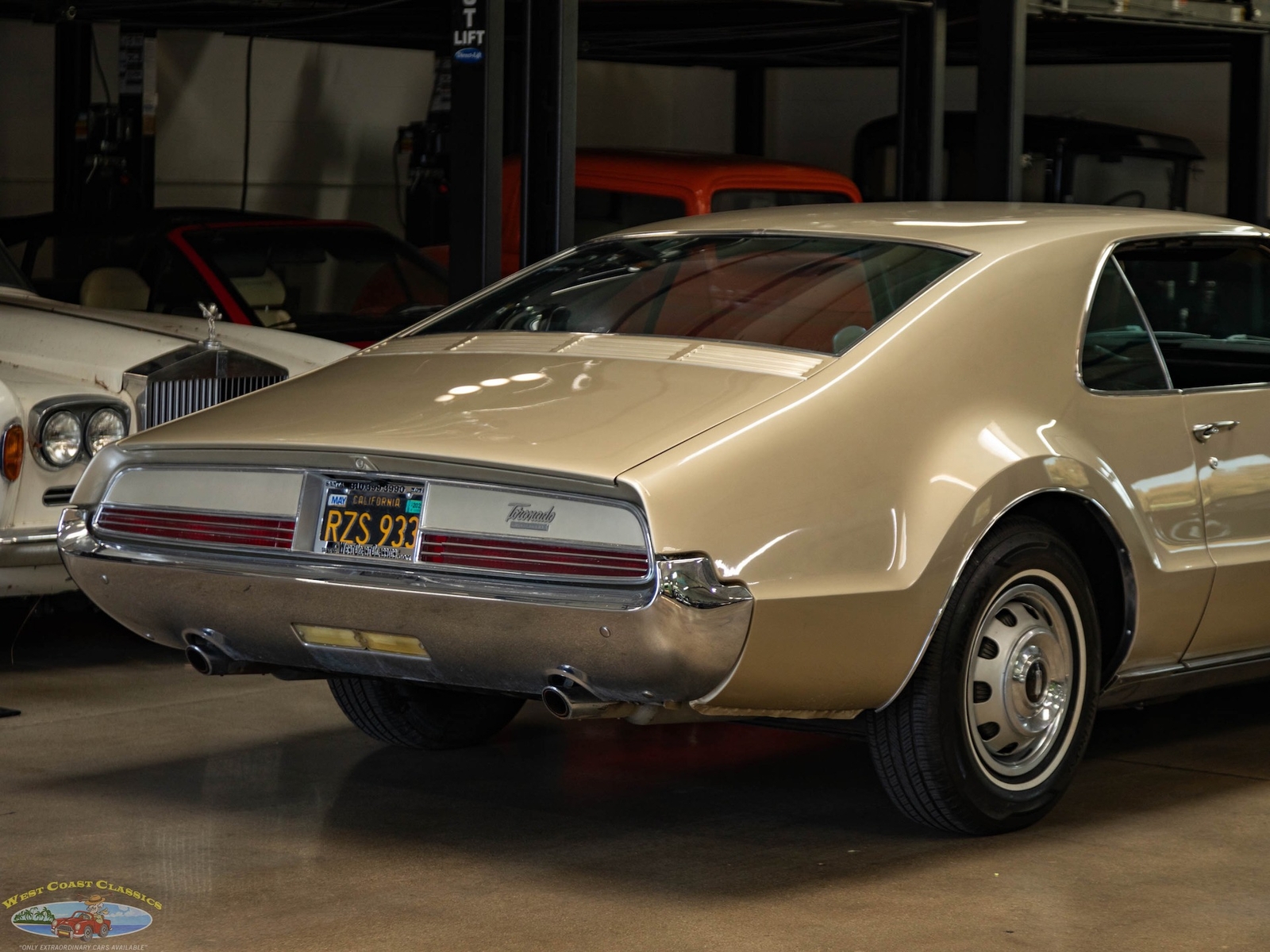 Oldsmobile-Toronado-Deluxe-1966-2-Door-Hardtop-24