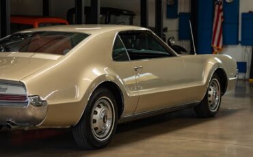 Oldsmobile-Toronado-Deluxe-1966-2-Door-Hardtop-25