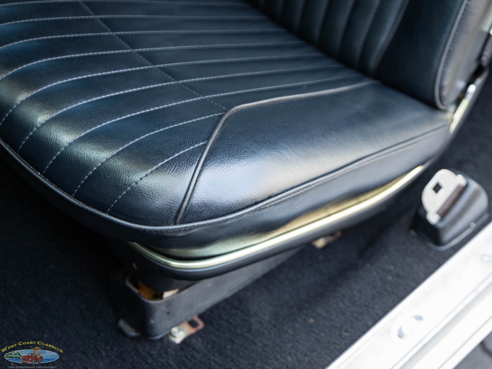 Oldsmobile-Toronado-Deluxe-1966-2-Door-Hardtop-27