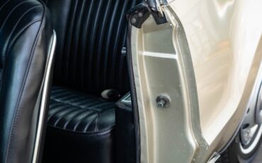 Oldsmobile-Toronado-Deluxe-1966-2-Door-Hardtop-29