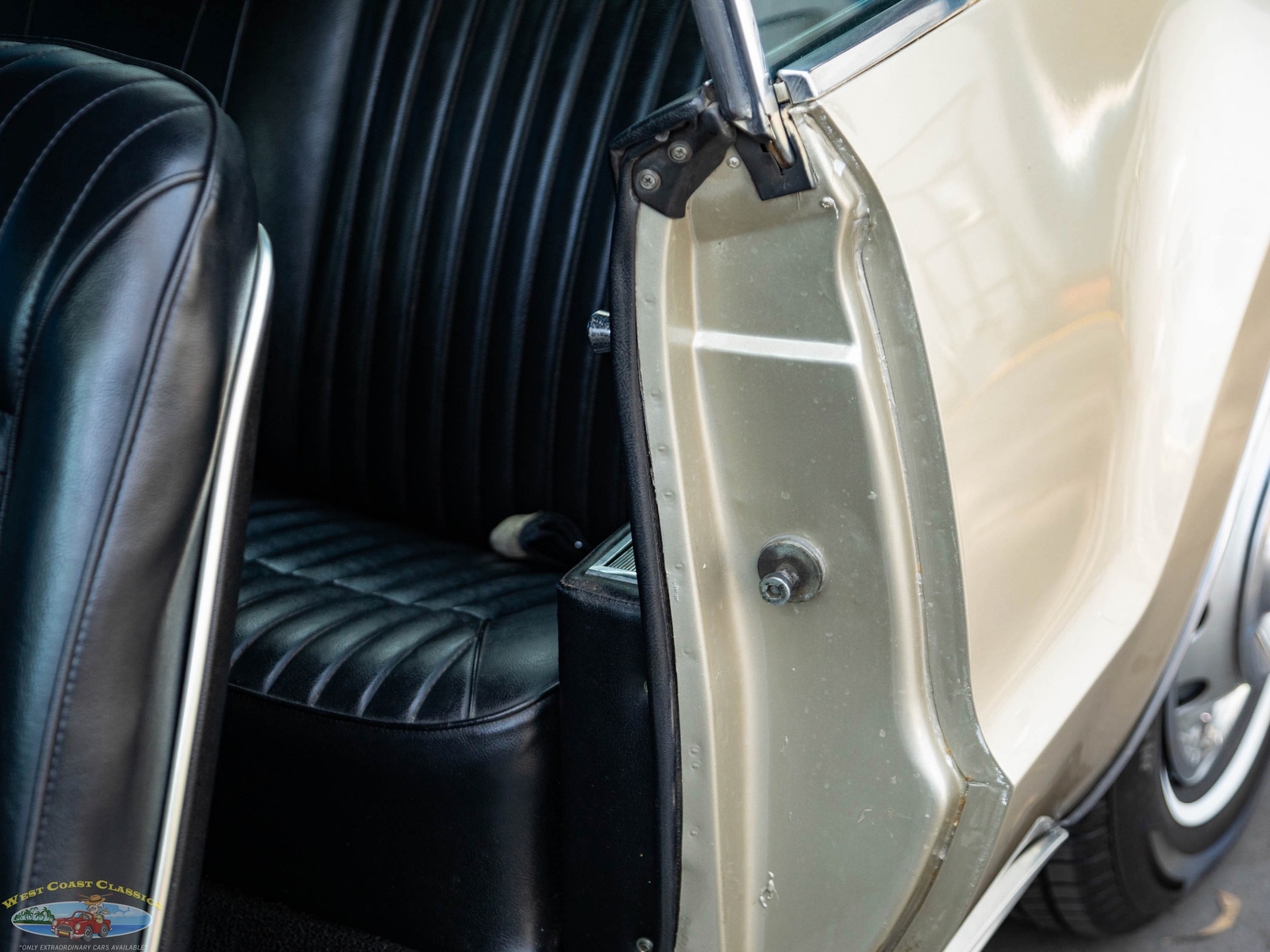 Oldsmobile-Toronado-Deluxe-1966-2-Door-Hardtop-29