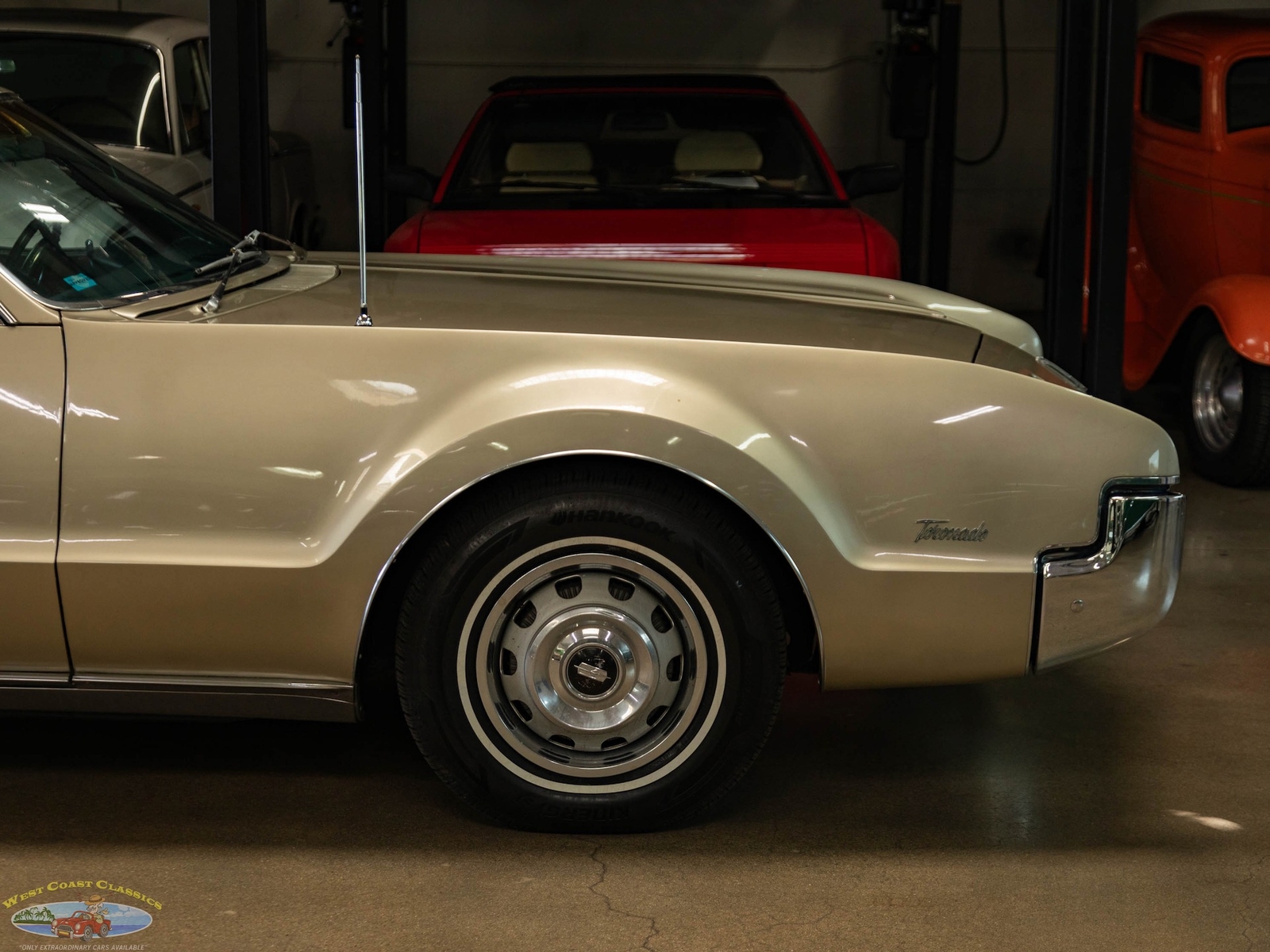 Oldsmobile-Toronado-Deluxe-1966-2-Door-Hardtop-3