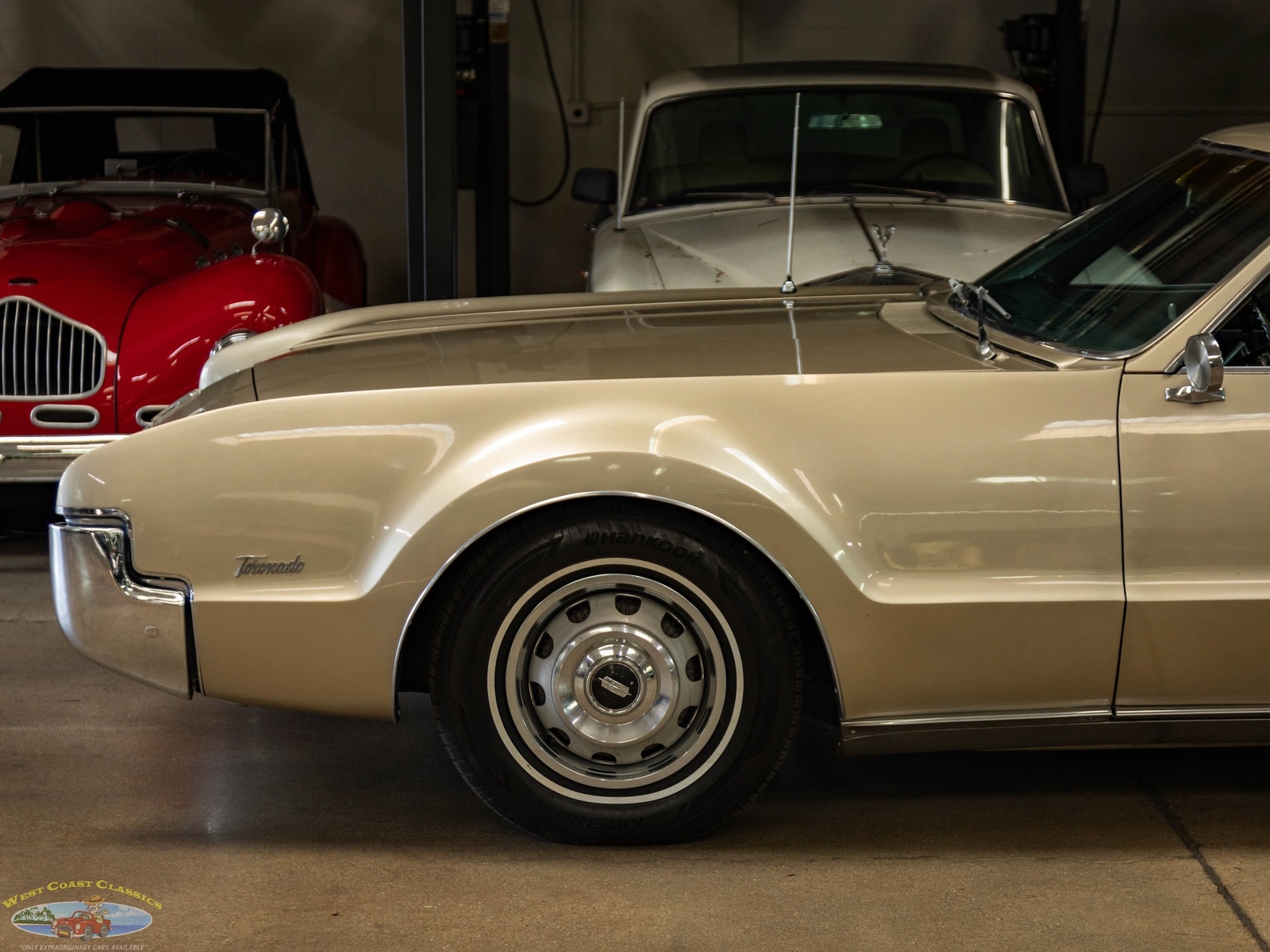 Oldsmobile-Toronado-Deluxe-1966-2-Door-Hardtop-4