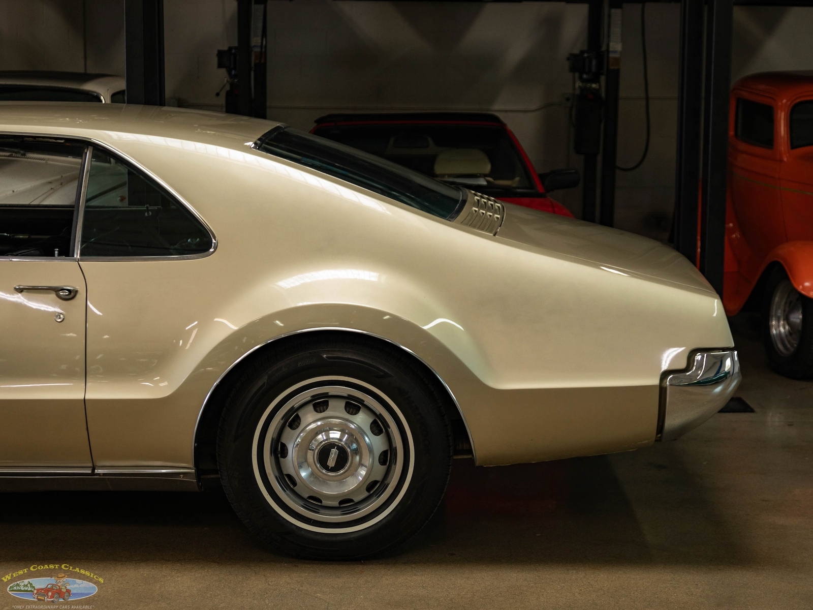 Oldsmobile-Toronado-Deluxe-1966-2-Door-Hardtop-6