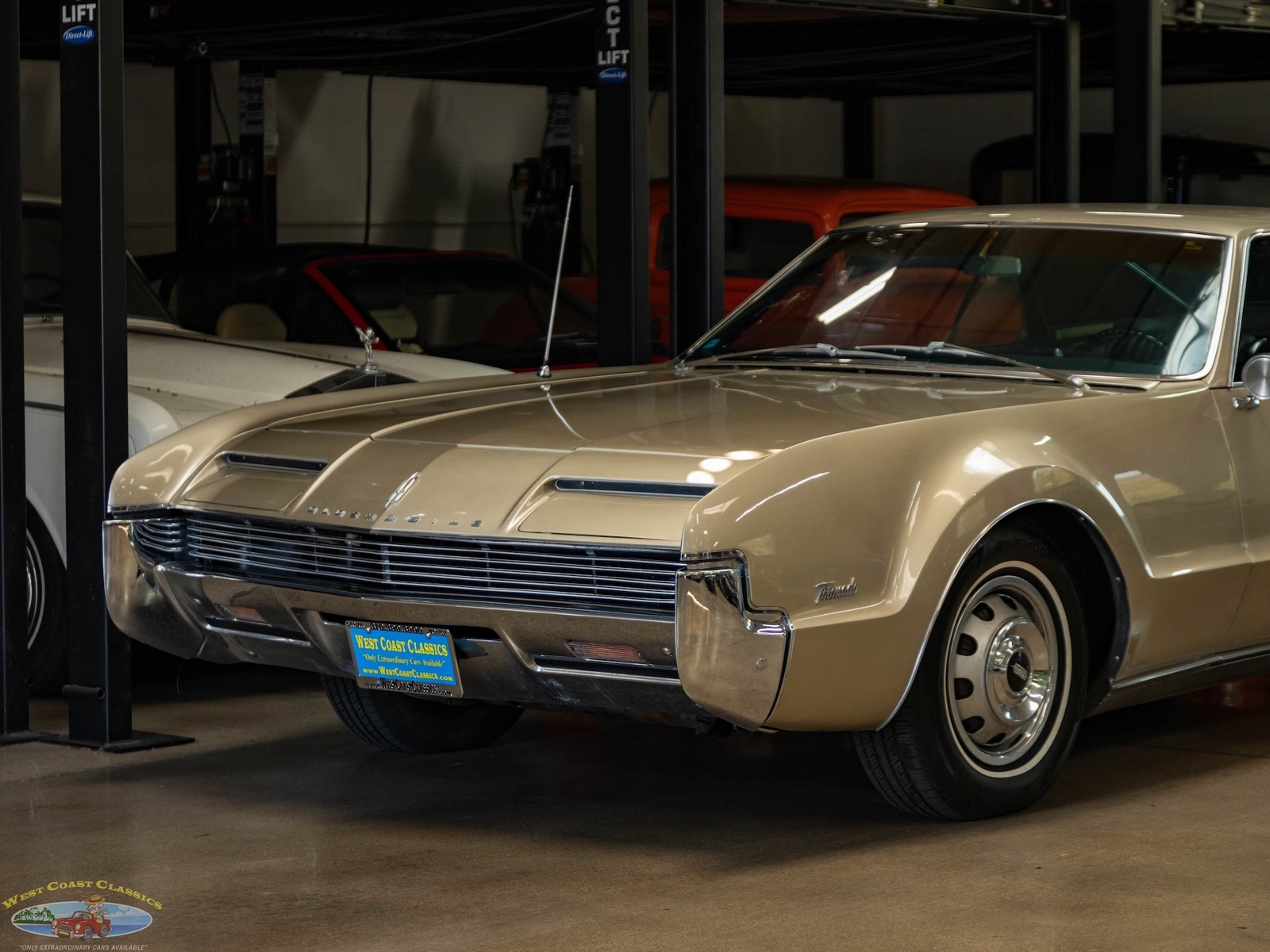 Oldsmobile-Toronado-Deluxe-1966-2-Door-Hardtop-7