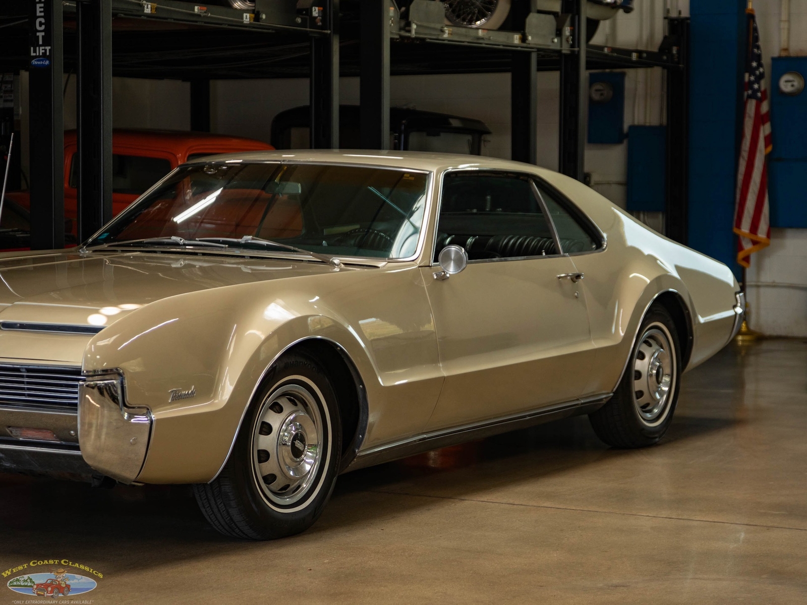 Oldsmobile-Toronado-Deluxe-1966-2-Door-Hardtop-8